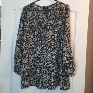 A Beautiful Black and White Floral Top 2x